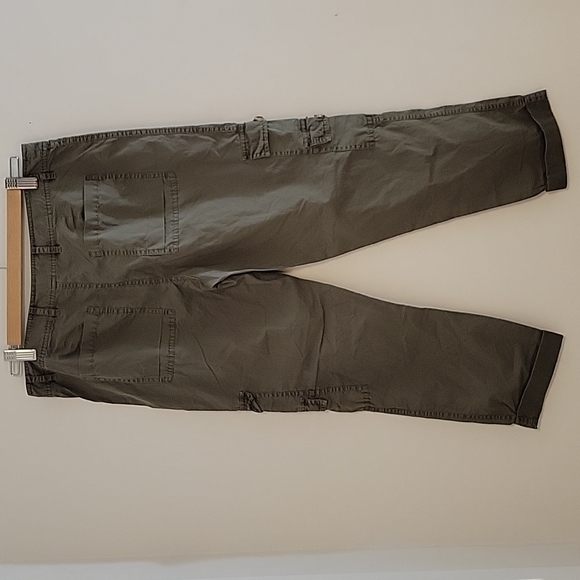 CLOSET CLEAROUT $10 | Joie | Army Green Cargo Capri Pants | Size 4 - Picture 4 of 5